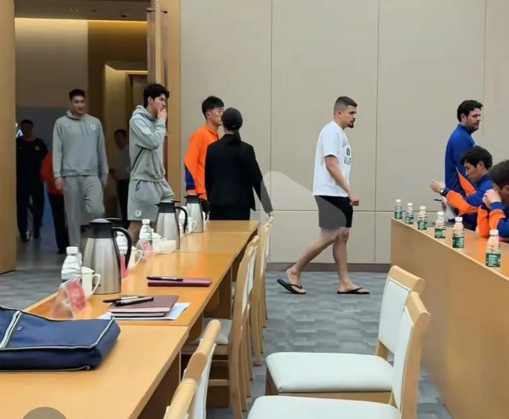 山东泰山发布备战花絮，关键战官宣签约，全明星赛任务艰巨，训练强度显著提升的简单介绍-爱游戏平台中心